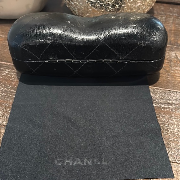 CHANEL Black Quilted Leather sunglasses case - Picture 5 of 6